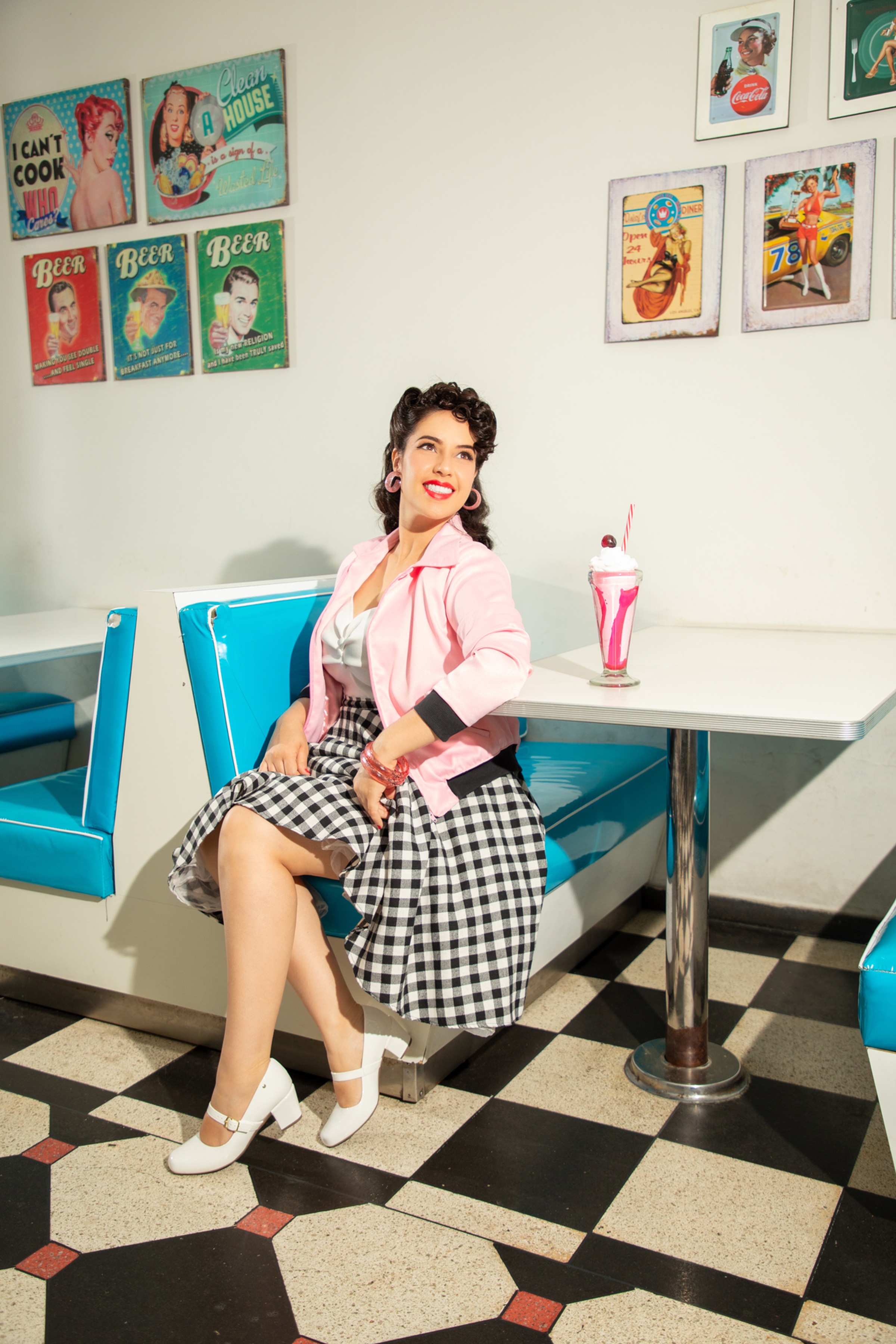 Ensaio sweet candy girl com vestido rodado e milkshake na lanchonete retrô