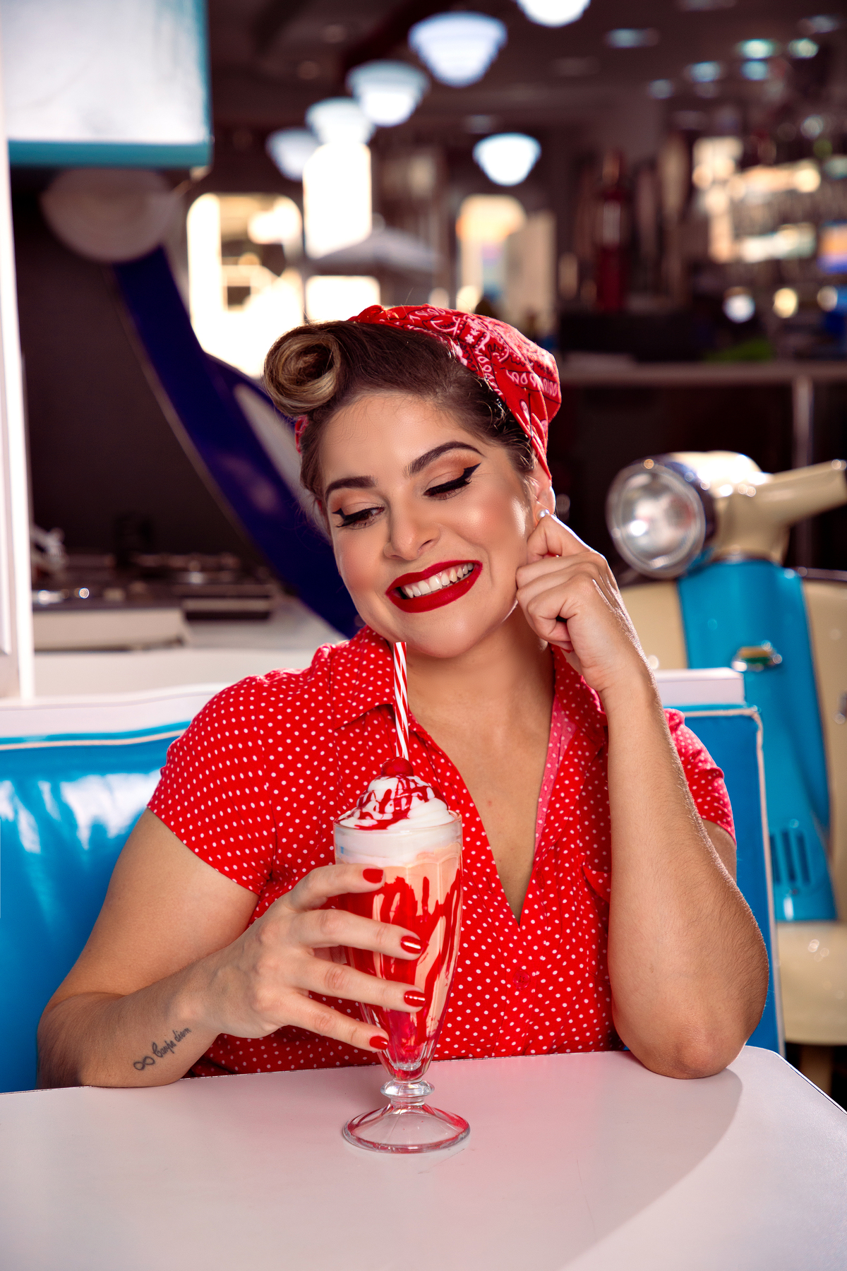 Ensaio fotográfico na lanchonete diner retrô anos 50 - Renata Cândido