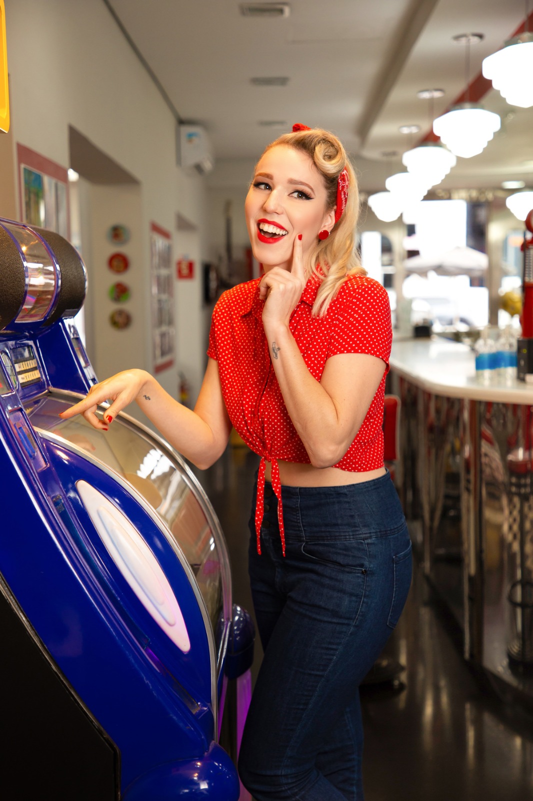 Ensaio diner retrô - retrato de época com milkshake