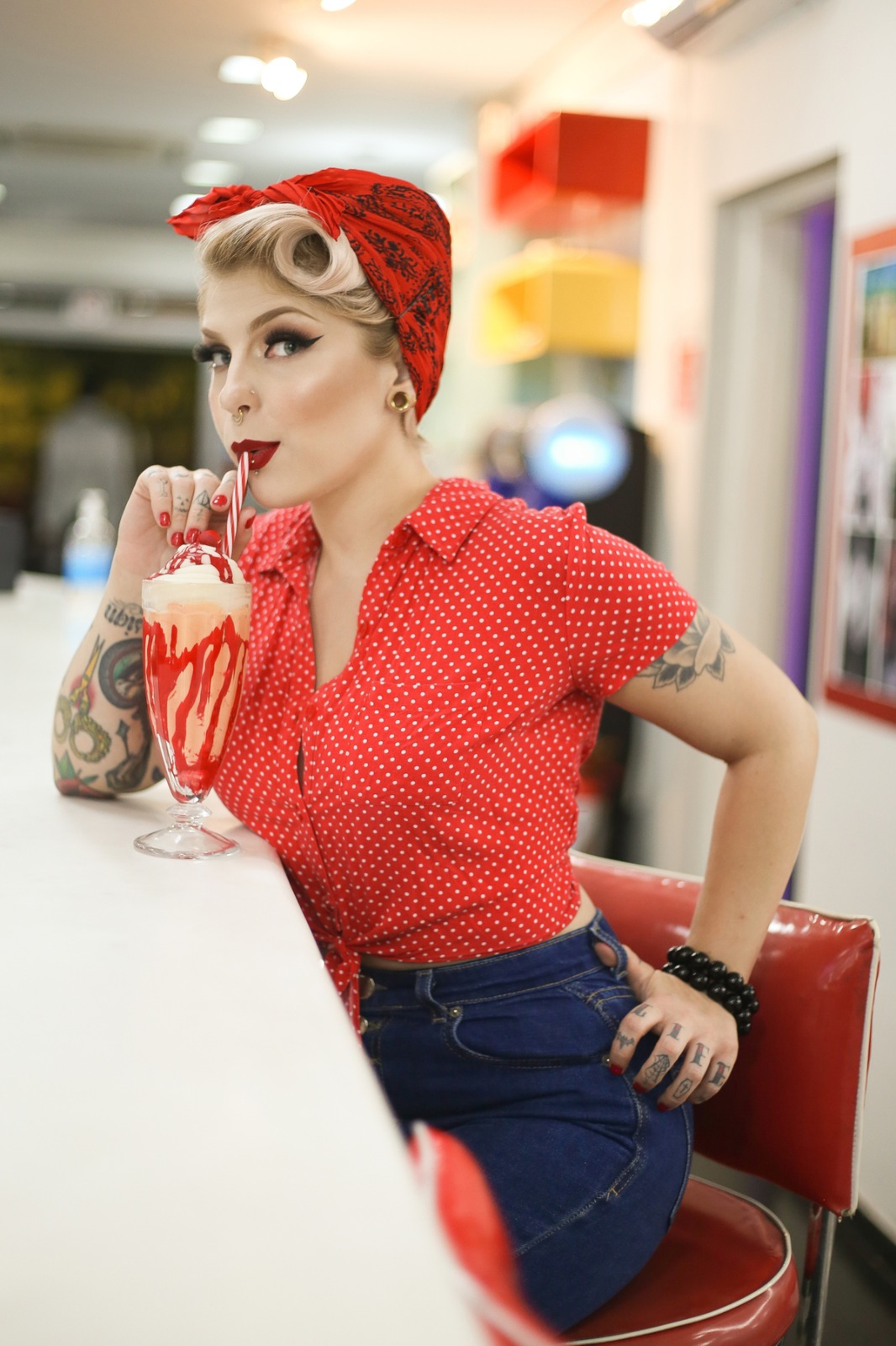 Ensaio diner retrô - pose estilizada na jukebox