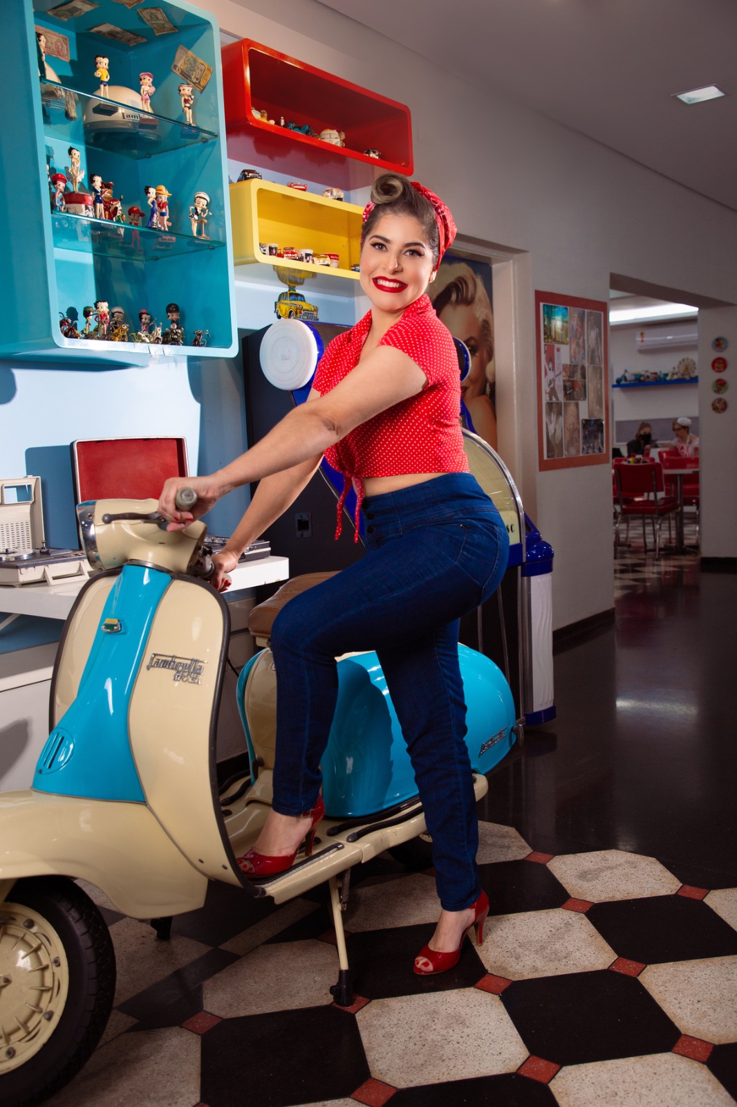 Ensaio diner retrô - detalhe de maquiagem e figurino anos 50