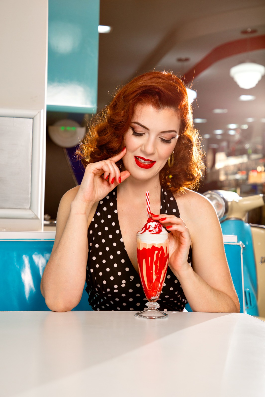 Ensaio diner retrô - pose divertida com hambúrguer e milkshake